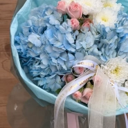 Авторский букет с голубыми гортензиями и кустовыми розами 2