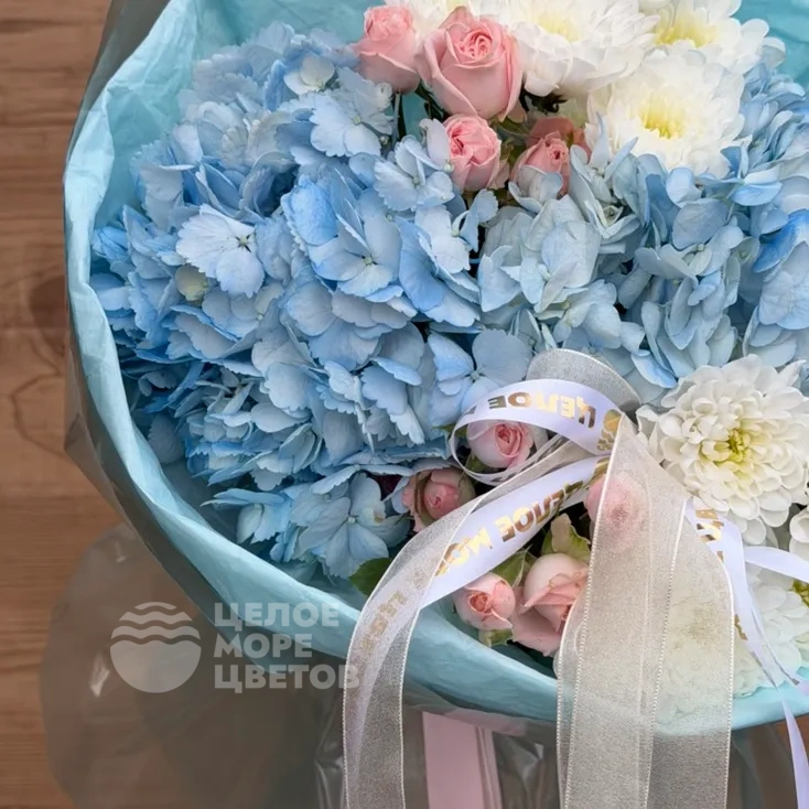 Авторский букет с голубыми гортензиями и кустовыми розами