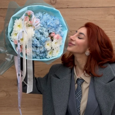 Авторский букет с голубыми гортензиями и кустовыми розами