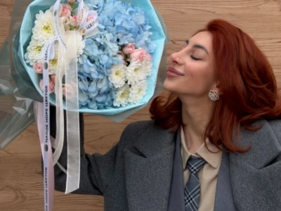 Авторский букет с голубыми гортензиями и кустовыми розами