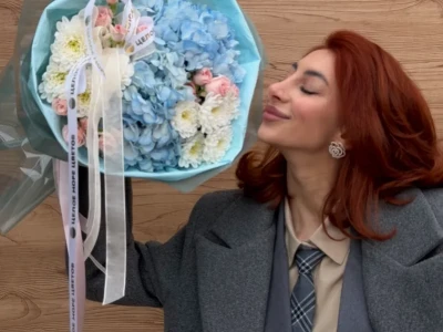 Авторский букет с голубыми гортензиями и кустовыми розами