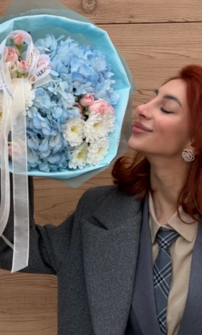 Авторский букет с голубыми гортензиями и кустовыми розами