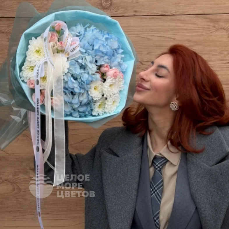 Авторский букет с голубыми гортензиями и кустовыми розами