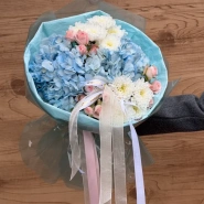 Авторский букет с голубыми гортензиями и кустовыми розами 1