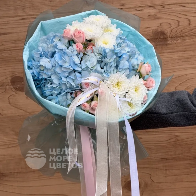 Авторский букет с голубыми гортензиями и кустовыми розами