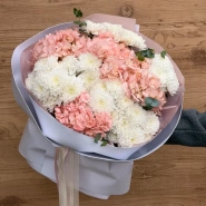 Авторский букет с гортензиями и белоснежной хризантемой 3