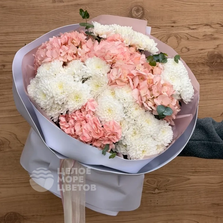 Авторский букет с гортензиями и белоснежной хризантемой
