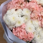 Авторский букет с гортензиями и белоснежной хризантемой 2