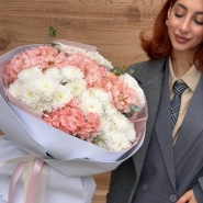 Авторский букет с гортензиями и белоснежной хризантемой 1