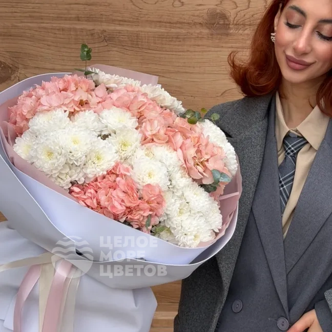 Авторский букет с гортензиями и белоснежной хризантемой