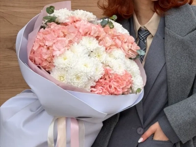 Авторский букет с гортензиями и белоснежной хризантемой