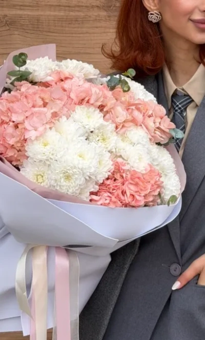 Авторский букет с гортензиями и белоснежной хризантемой