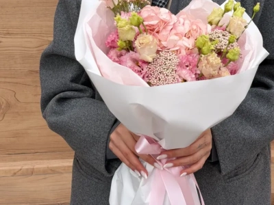 Авторский букет с гортензией и эустомой