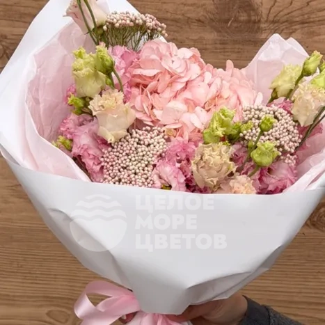 Авторский букет с гортензией и эустомой