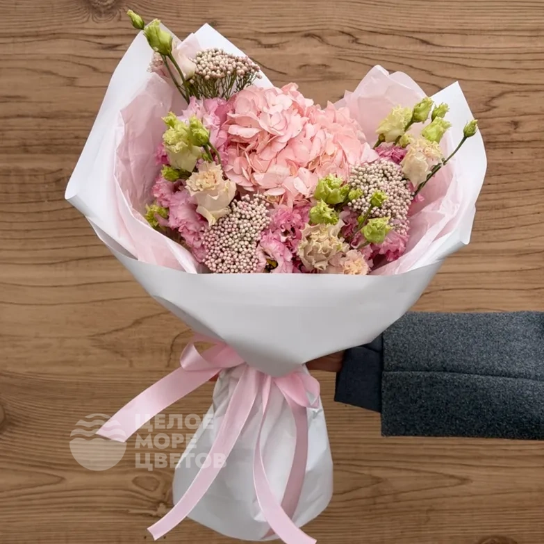 Авторский букет с гортензией и эустомой