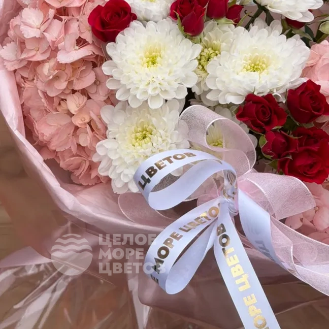 Букет из гортензий,красной кустовой розы и хризантемы