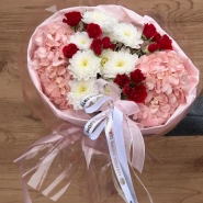 Букет из гортензий,красной кустовой розы и хризантемы 1