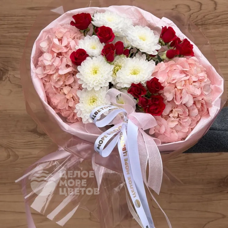 Букет из гортензий,красной кустовой розы и хризантемы