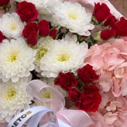 Букет из гортензий,красной кустовой розы и хризантемы 3