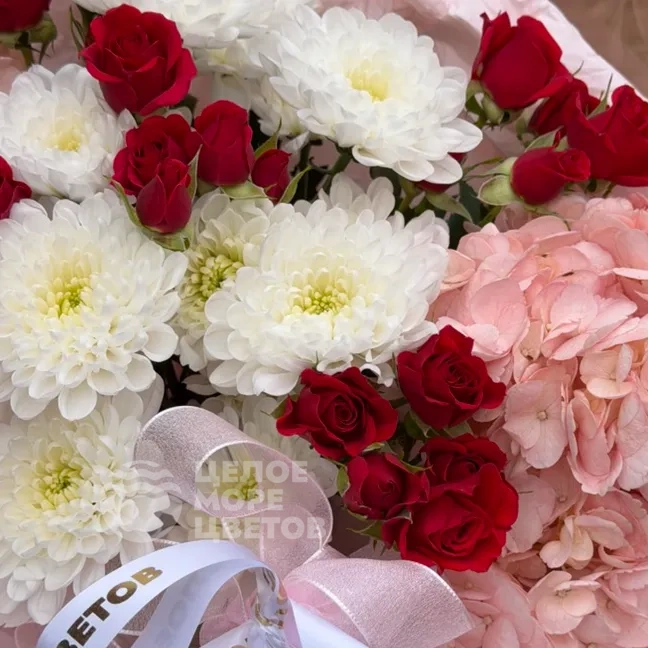 Букет из гортензий,красной кустовой розы и хризантемы