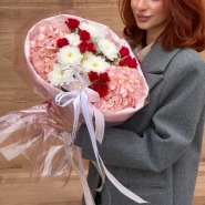 Букет из гортензий,красной кустовой розы и хризантемы 0