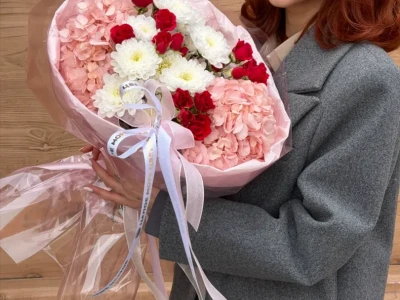 Букет из гортензий,красной кустовой розы и хризантемы