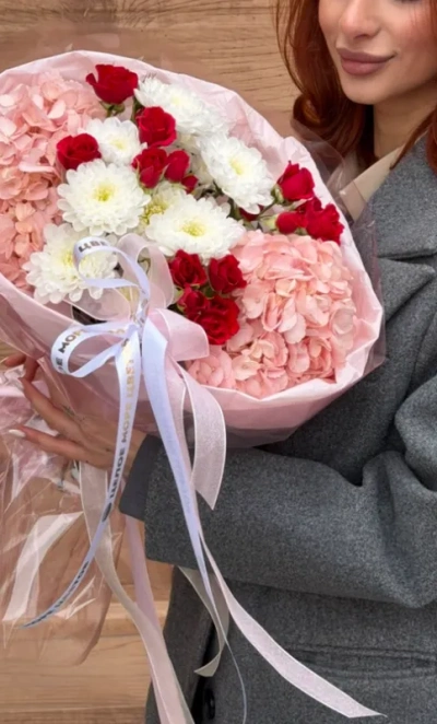 Букет из гортензий,красной кустовой розы и хризантемы