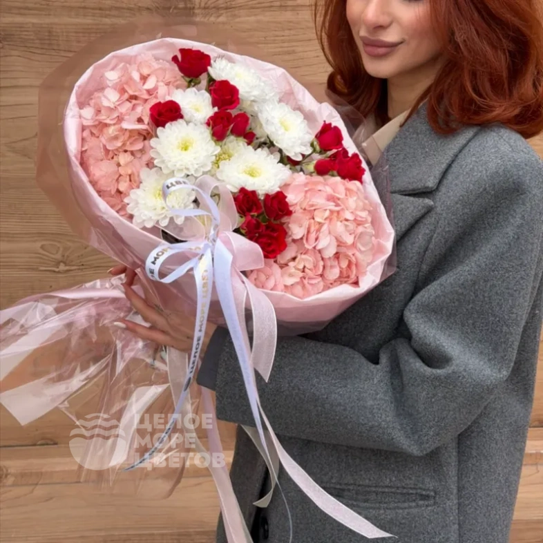 Букет из гортензий,красной кустовой розы и хризантемы