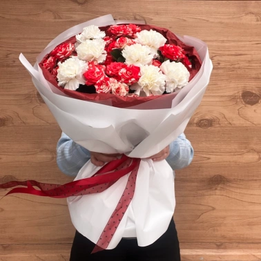 Букет с диантусами и розами