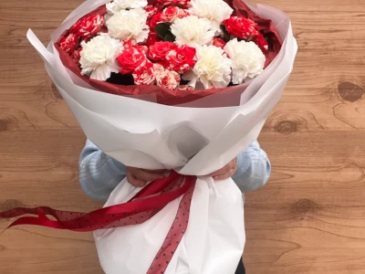 Букет с диантусами и розами