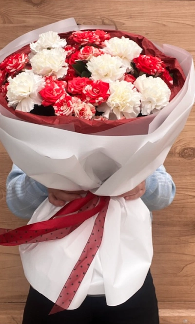 Букет с диантусами и розами