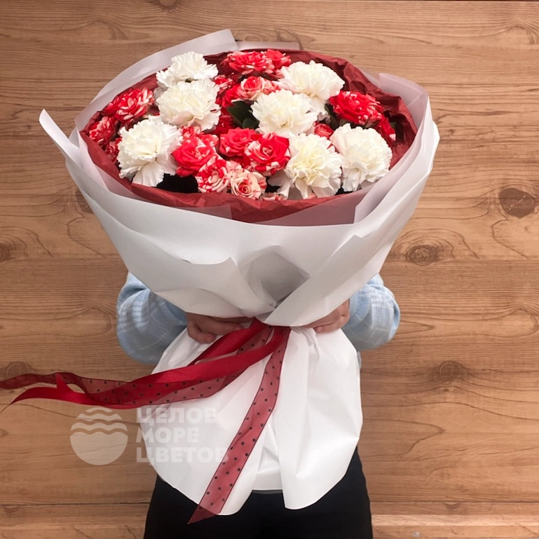 Букет с диантусами и розами