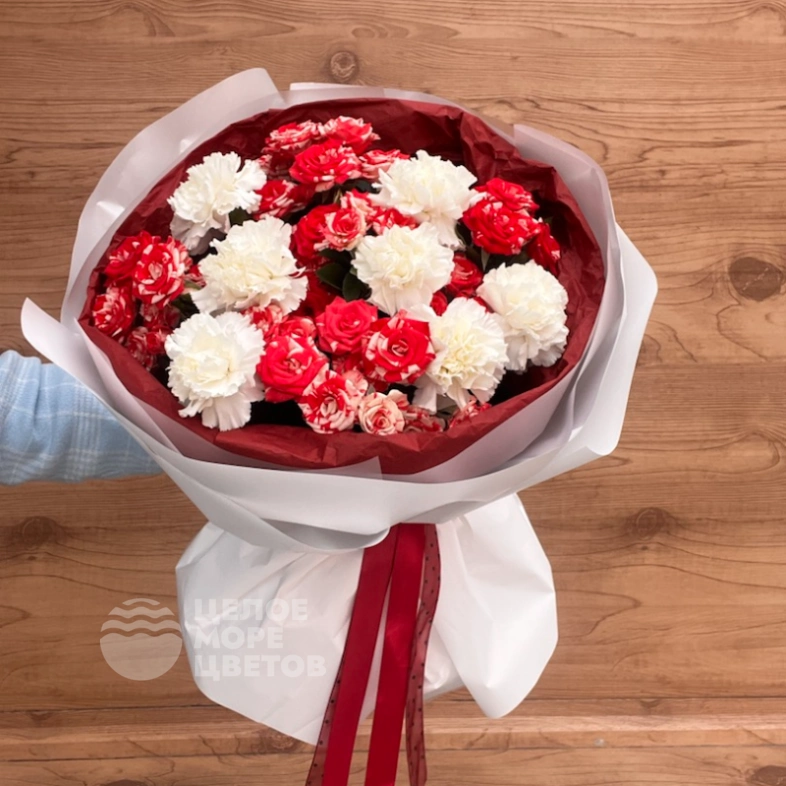 Букет с диантусами и розами