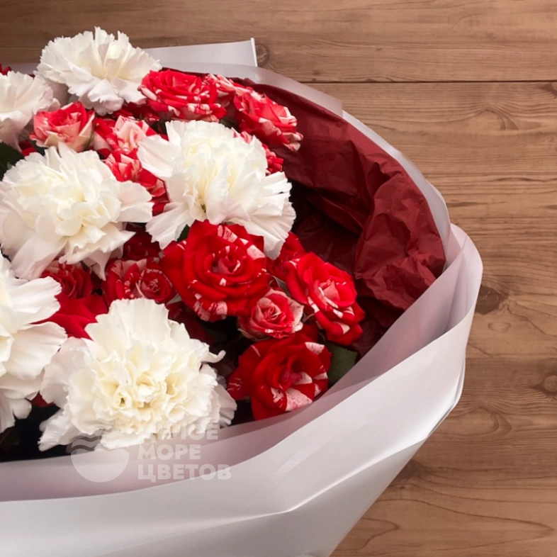 Букет с диантусами и розами