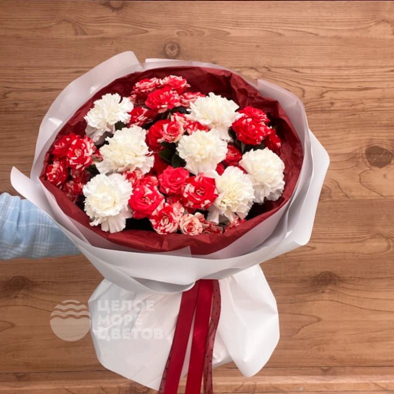 Букет с диантусами и розами