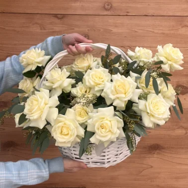 Корзина с белоснежными французскими розами
