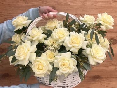 Корзина с белоснежными французскими розами