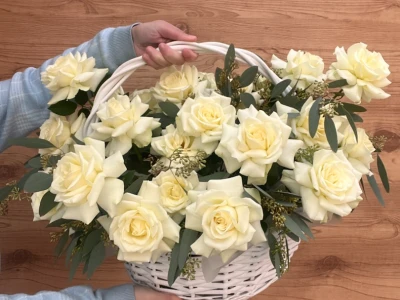 Корзина с белоснежными французскими розами