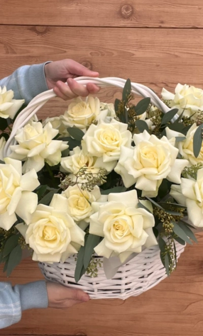 Корзина с белоснежными французскими розами