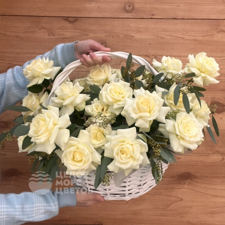 Корзина с белоснежными французскими розами