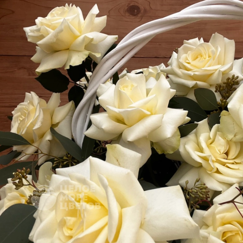 Корзина с белоснежными французскими розами