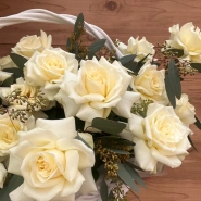 Корзина с белоснежными французскими розами 2