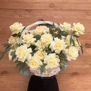 Корзина с белоснежными французскими розами 3