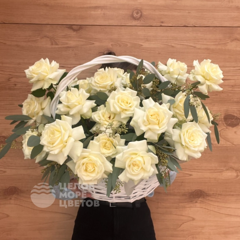 Корзина с белоснежными французскими розами