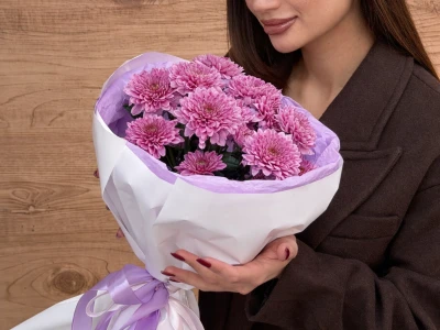 Букет-комплимент с розовыми хризантемами