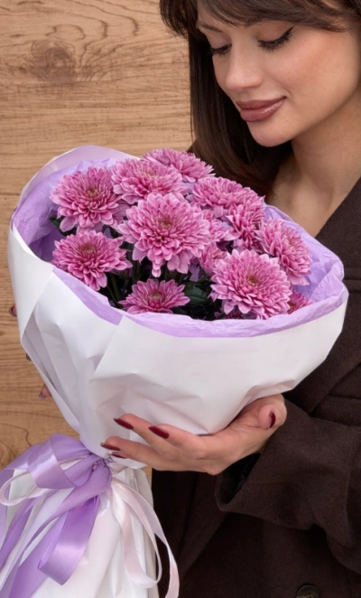 Букет-комплимент с розовыми хризантемами