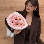 Нежный букет с розовыми герберами 0