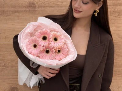 Нежный букет с розовыми герберами