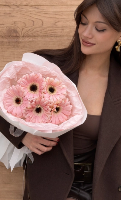 Нежный букет с розовыми герберами