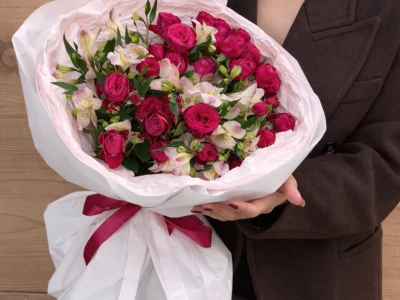 Микс с розами и альстромерией «Клюквенное эхо»